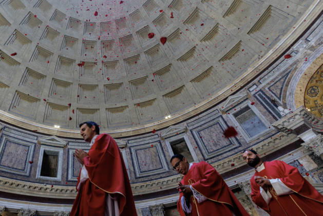 May 24, 2026, Rome, Italia, Italy: Pentecost celebration in the Pantheon Basilica with a shower of red rose petals, Rome, May 24, 2026 Rome Italy  - ZUMAa289 20260524_zia_a289_005 Copyright: xFrancescoxFotiax