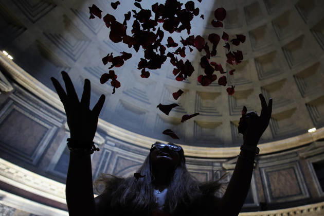May 24, 2026, Rome, Italia, Italy: Pentecost celebration in the Pantheon Basilica with a shower of red rose petals, Rome, May 24, 2026 Rome Italy  - ZUMAa289 20260524_zia_a289_006 Copyright: xFrancescoxFotiax