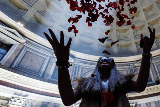 May 24, 2026, Rome, Italia, Italy: Pentecost celebration in the Pantheon Basilica with a shower of red rose petals, Rome, May 24, 2026 Rome Italy  - ZUMAa289 20260524_zia_a289_007 Copyright: xFrancescoxFotiax