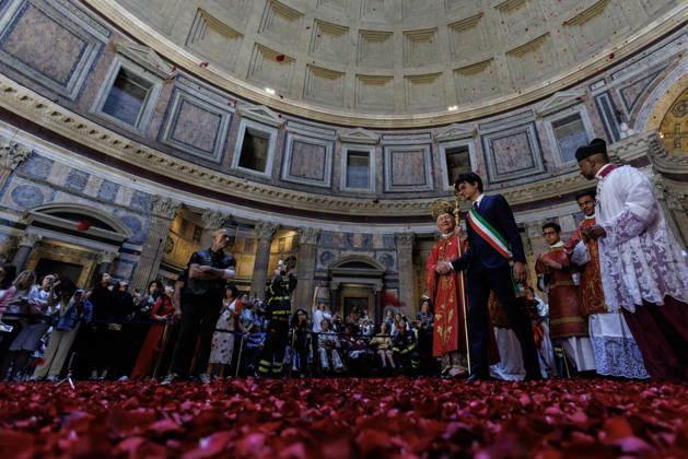 May 24, 2026, Rome, Italia, Italy: Pentecost celebration in the Pantheon Basilica with a shower of red rose petals, Rome, May 24, 2026 Rome Italy  - ZUMAa289 20260524_zia_a289_008 Copyright: xFrancescoxFotiax