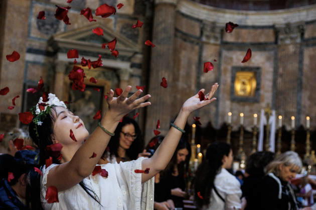 May 24, 2026, Rome, Italia, Italy: Pentecost celebration in the Pantheon Basilica with a shower of red rose petals, Rome, May 24, 2026 Rome Italy  - ZUMAa289 20260524_zia_a289_012 Copyright: xFrancescoxFotiax