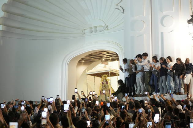 La Virgen del Rocio procession after jumping the fence at 3 08 hours La Virgen del Rocio procession through the village on his visit to the 127 affiliates A May 25, 2026 in El Rocio, Huelva Andalusia, Spain La Virgen del Rocio has left his hermitage about 03.08 hours this Monday, Day of Pentecost, to go through the village in Almonte Huelva and procession in her visit to the 127 affiliates who have made the pilgrimage there for yet another year. The Patroness of Almote is dressed in the full dress of the Montpensier family, recently restored at the Andalusian Institute of Historical Heritage 25 MAY 2026 Joaquín Arjona 25 05 2026 El Rocio, Huelva Andalucia, Esp El Rocio, Huelva Andalucia, Espana Copyright: xJoaquinxArjonax 7548187