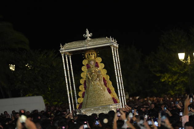 La Virgen del Rocio procession after jumping the fence at 3 08 hours La Virgen del Rocio procession through the village on his visit to the 127 affiliates A May 25, 2026 in El Rocio, Huelva Andalusia, Spain La Virgen del Rocio has left his hermitage about 03.08 hours this Monday, Day of Pentecost, to go through the village in Almonte Huelva and procession in her visit to the 127 affiliates who have made the pilgrimage there for yet another year. The Patroness of Almote is dressed in the full dress of the Montpensier family, recently restored at the Andalusian Institute of Historical Heritage 25 MAY 2026 Joaquín Arjona 25 05 2026 El Rocio, Huelva Andalucia, Esp El Rocio, Huelva Andalucia, Espana Copyright: xJoaquinxArjonax 7548189