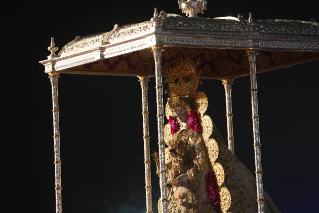 La Virgen del Rocio procession after jumping the fence at 3 08 hours La Virgen del Rocio procession through the village on his visit to the 127 affiliates A May 25, 2026 in El Rocio, Huelva Andalusia, Spain La Virgen del Rocio has left his hermitage about 03.08 hours this Monday, Day of Pentecost, to go through the village in Almonte Huelva and procession in her visit to the 127 affiliates who have made the pilgrimage there for yet another year. The Patroness of Almote is dressed in the full dress of the Montpensier family, recently restored at the Andalusian Institute of Historical Heritage 25 MAY 2026 Joaquín Arjona 25 05 2026 El Rocio, Huelva Andalucia, Esp El Rocio, Huelva Andalucia, Espana Copyright: xJoaquinxArjonax 7548191