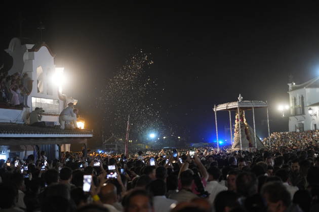 La Virgen del Rocio procession after jumping the fence at 3 08 hours La Virgen del Rocio procession through the village on his visit to the 127 affiliates A May 25, 2026 in El Rocio, Huelva Andalusia, Spain La Virgen del Rocio has left his hermitage about 03.08 hours this Monday, Day of Pentecost, to go through the village in Almonte Huelva and procession in her visit to the 127 affiliates who have made the pilgrimage there for yet another year. The Patroness of Almote is dressed in the full dress of the Montpensier family, recently restored at the Andalusian Institute of Historical Heritage 25 MAY 2026 Joaquín Arjona 25 05 2026 El Rocio, Huelva Andalucia, Esp El Rocio, Huelva Andalucia, Espana Copyright: xJoaquinxArjonax 7548192