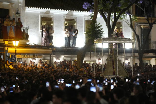 La Virgen del Rocio procession after jumping the fence at 3 08 hours La Virgen del Rocio procession through the village on his visit to the 127 affiliates A May 25, 2026 in El Rocio, Huelva Andalusia, Spain La Virgen del Rocio has left his hermitage about 03.08 hours this Monday, Day of Pentecost, to go through the village in Almonte Huelva and procession in her visit to the 127 affiliates who have made the pilgrimage there for yet another year. The Patroness of Almote is dressed in the full dress of the Montpensier family, recently restored at the Andalusian Institute of Historical Heritage 25 MAY 2026 Joaquín Arjona 25 05 2026 El Rocio, Huelva Andalucia, Esp El Rocio, Huelva Andalucia, Espana Copyright: xJoaquinxArjonax 7548193