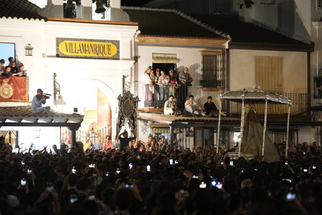 La Virgen del Rocio procession after jumping the fence at 3 08 hours La Virgen del Rocio procession through the village on his visit to the 127 affiliates A May 25, 2026 in El Rocio, Huelva Andalusia, Spain La Virgen del Rocio has left his hermitage about 03.08 hours this Monday, Day of Pentecost, to go through the village in Almonte Huelva and procession in her visit to the 127 affiliates who have made the pilgrimage there for yet another year. The Patroness of Almote is dressed in the full dress of the Montpensier family, recently restored at the Andalusian Institute of Historical Heritage 25 MAY 2026 Joaquín Arjona 25 05 2026 El Rocio, Huelva Andalucia, Esp El Rocio, Huelva Andalucia, Espana Copyright: xJoaquinxArjonax 7548194