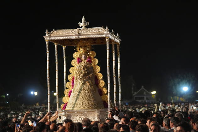 La Virgen del Rocio procession after jumping the fence at 3 08 hours La Virgen del Rocio procession through the village on his visit to the 127 affiliates A May 25, 2026 in El Rocio, Huelva Andalusia, Spain La Virgen del Rocio has left his hermitage about 03.08 hours this Monday, Day of Pentecost, to go through the village in Almonte Huelva and procession in her visit to the 127 affiliates who have made the pilgrimage there for yet another year. The Patroness of Almote is dressed in the full dress of the Montpensier family, recently restored at the Andalusian Institute of Historical Heritage 25 MAY 2026 Joaquín Arjona 25 05 2026 El Rocio, Huelva Andalucia, Esp El Rocio, Huelva Andalucia, Espana Copyright: xJoaquinxArjonax 7548190