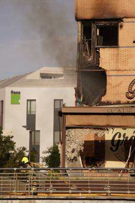 A fire forces the eviction of a hotel in the center of Malaga Firefighters Malaga working on extinguishing a fire in a hotel in the capital A 25 May 2026 in Malaga Andalusia, Spain The fire on the first floor of a hotel in the center of Malaga in the early hours of Monday May 25 has forced the eviction of the entire establishment without for the moment there have been personal injuries, as reported by the 112, belonging to the Emergency Agency of Andalusia The fire started at about 01 26 hours when witnesses have alerted of flames on the first floor of the hotel located in Cerrojo street 25 MAY 2026 Malaga Andalucia, Spain Malaga Andalucia, Spain Spain Spain  Copyright: xÃlexxZeax 7548307