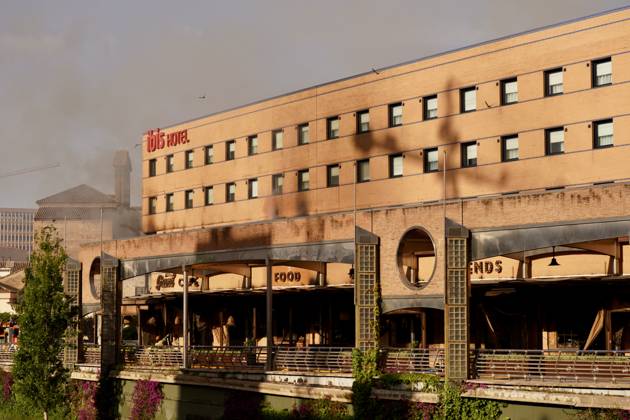 A fire forces the eviction of a hotel in the center of Malaga Firefighters Malaga working on extinguishing a fire in a hotel in the capital A 25 May 2026 in Malaga Andalusia, Spain The fire on the first floor of a hotel in the center of Malaga in the early hours of Monday May 25 has forced the eviction of the entire establishment without for the moment there have been personal injuries, as reported by the 112, belonging to the Emergency Agency of Andalusia The fire started at about 01 26 hours when witnesses have alerted of flames on the first floor of the hotel located in Cerrojo street 25 MAY 2026 Malaga Andalucia, Spain Malaga Andalucia, Spain Spain Spain  Copyright: xÃlexxZeax 7548308