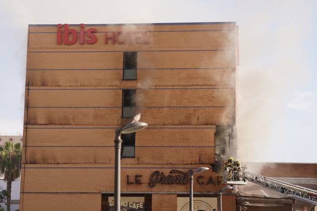 A fire forces the eviction of a hotel in the center of Malaga Firefighters Malaga working on extinguishing a fire in a hotel in the capital A 25 May 2026 in Malaga Andalusia, Spain The fire on the first floor of a hotel in the center of Malaga in the early hours of Monday May 25 has forced the eviction of the entire establishment without for the moment there have been personal injuries, as reported by the 112, belonging to the Emergency Agency of Andalusia The fire started at about 01 26 hours when witnesses have alerted of flames on the first floor of the hotel located in Cerrojo street 25 MAY 2026 Malaga Andalucia, Spain Malaga Andalucia, Spain Spain Spain  Copyright: xÃlexxZeax 7548312