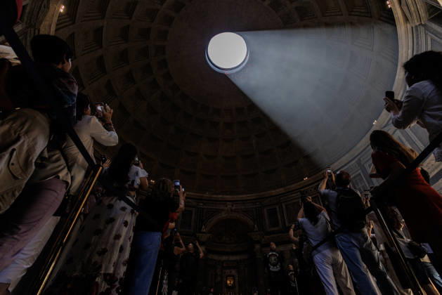 May 24, 2026, Rome, Italia, Italy: Pentecost celebration in the Pantheon Basilica with a shower of red rose petals, Rome, May 24, 2026 Rome Italy  - ZUMAa289 20260524_zia_a289_109 Copyright: xFrancescoxFotiax