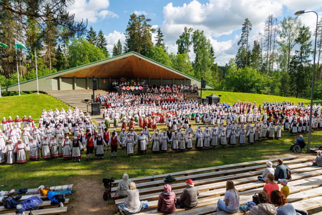 Polva, 24.05.2026. The 32nd South Estonian Memme-Taadi Festival at the Intsikurmu song festival grounds in Polva. The event brought together nearly 1,000 performers from senior singing groups, dance collectives, and folk musicians across four southern counties. Photo Arvo Meeks, Louna-Eesti Postimees Polva Polvamaa Estonia 2MA25MAI2026A004  Copyright: xArvoxMeeksx Folk dancers in colorful traditional costumes