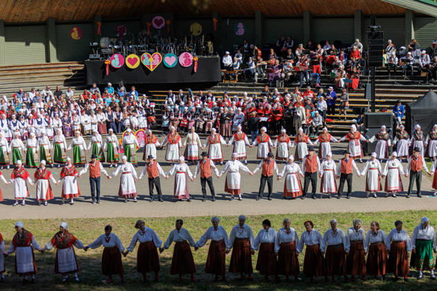 Polva, 24.05.2026. The 32nd South Estonian Memme-Taadi Festival at the Intsikurmu song festival grounds in Polva. The event brought together nearly 1,000 performers from senior singing groups, dance collectives, and folk musicians across four southern counties. Photo Arvo Meeks, Louna-Eesti Postimees Polva Polvamaa Estonia 2MA25MAI2026A038  Copyright: xArvoxMeeksx Folk dancers in colorful traditional costumes