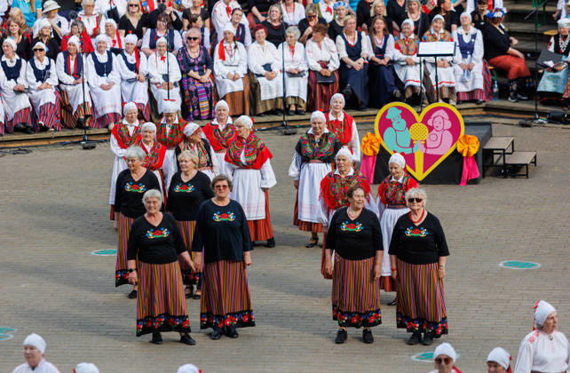 Polva, 24.05.2026. The 32nd South Estonian Memme-Taadi Festival at the Intsikurmu song festival grounds in Polva. The event brought together nearly 1,000 performers from senior singing groups, dance collectives, and folk musicians across four southern counties. Photo Arvo Meeks, Louna-Eesti Postimees Polva Polvamaa Estonia 2MA25MAI2026A062  Copyright: xArvoxMeeksx Folk dancers in colorful traditional costumes