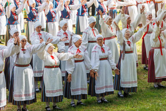 Polva, 24.05.2026. The 32nd South Estonian Memme-Taadi Festival at the Intsikurmu song festival grounds in Polva. The event brought together nearly 1,000 performers from senior singing groups, dance collectives, and folk musicians across four southern counties. Photo Arvo Meeks, Louna-Eesti Postimees Polva Polvamaa Estonia 2MA25MAI2026A011  Copyright: xArvoxMeeksx Folk dancers in colorful traditional costumes