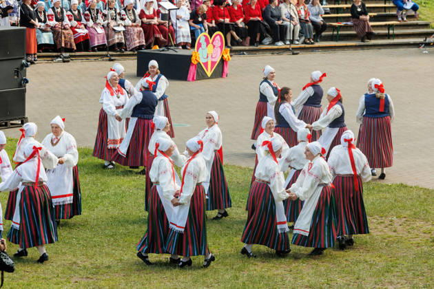 Polva, 24.05.2026. The 32nd South Estonian Memme-Taadi Festival at the Intsikurmu song festival grounds in Polva. The event brought together nearly 1,000 performers from senior singing groups, dance collectives, and folk musicians across four southern counties. Photo Arvo Meeks, Louna-Eesti Postimees Polva Polvamaa Estonia 2MA25MAI2026A080  Copyright: xArvoxMeeksx Folk dancers in colorful traditional costumes