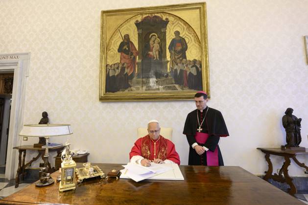 ITALY - POPE LEO XIV SIGNING HIS FIRST ENCYCLICAL LETTER MAGNIFICA HUMANITAS IN THE VATICAN- 2026 5 25 Italy, Rome, Vatican, 2026 5 25.Pope Leo XIV signing his first Encyclical Letter Magnifica Humanitas , focused on the rise of artificial intelligence, in The Vatican EDITORIAL USE ONLY - NO BOOKS Copyright: xVATICANxMEDIAx