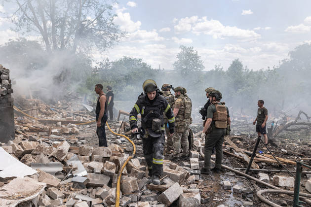 Aftermath of Russian strike in Kramatorsk KRAMATORSK, UKRAINE - MAY 25: Emergency services extinguish a fire and search for the bodies of two people under the rubble following a Russian airstrike on a house in Kramatorsk, Ukraine, on May 25, 2026. Diego Herrera Carcedo Anadolu Kramatorsk Ukraine. Editorial use only. Please get in touch for any other usage.  Copyright: x2026xAnadoluxDiegoxHerreraxCarcedox