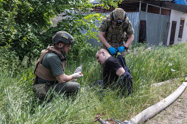 Aftermath of Russian strike in Kramatorsk KRAMATORSK, UKRAINE - MAY 25: Paramedics treat a firefighter who has inhaled smoke during the extinguishing of a fire following a Russian airstrike on a house in Kramatorsk, Ukraine, on May 25, 2026. Diego Herrera Carcedo Anadolu Kramatorsk Ukraine. Editorial use only. Please get in touch for any other usage.  Copyright: x2026xAnadoluxDiegoxHerreraxCarcedox