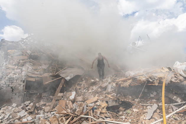 Aftermath of Russian strike in Kramatorsk KRAMATORSK, UKRAINE - MAY 25: Emergency services extinguish a fire and search for the bodies of two people under the rubble following a Russian airstrike on a house in Kramatorsk, Ukraine, on May 25, 2026. Diego Herrera Carcedo Anadolu Kramatorsk Ukraine. Editorial use only. Please get in touch for any other usage.  Copyright: x2026xAnadoluxDiegoxHerreraxCarcedox