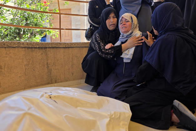 Mourners bid farewell to victims of Israeli strike in Khan Younis Palestinians mourn during the funeral of a child and a woman who were killed in an Israeli strike targeting the Ghaith camp area in Mawasi Khan Younis in the southern Gaza Strip on May 25, 2026. Photo by Tariq Mohammad APA Images Khan Yunis Gaza Strip Palestinian Territory 250526_Khan_Yunis_TM_02(12) Copyright: xapaimagesxTariqxMohammad xapaimagesx