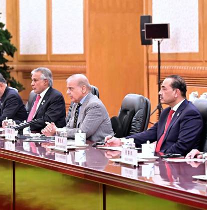 May 25, 2026, Pakistan: Prime Minister of Pakistan Muhammad Shehbaz Sharif Meets Prime Minister of the People s Republic of China Li Qiang in Beijing with Field Marshal Syed Asim Munir Present Pakistan  - ZUMAas3_ 20260525_zaf_as3_013 Copyright: xPPIx