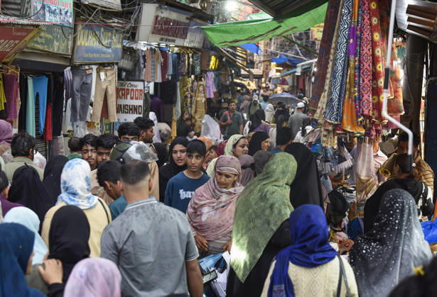 Shoppers throng a market ahead of Eid al-Adha festival Srinagar, May 25 (ANI): Shoppers throng a market ahead of Eid al-Adha festival, in Srinagar on Monday. Srinagar Jammu and Kashmir India Copyright: xANIx ANI_20260525304