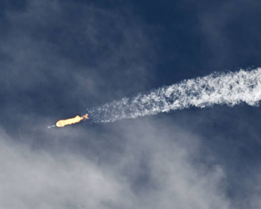 News Bilder des Tages A condensation trail forms as SpaceX flies the Falcon 9 rocket on Memorial Day at 7:48 AM from Launch Complex 40 at the the Cape Canaveral Space Force Station, Florida on Monday, May 25, 2026. SpaceX launched 29 more of its Starlink satellites to low earth orbit.  CCP20260525003 JOExMARINO