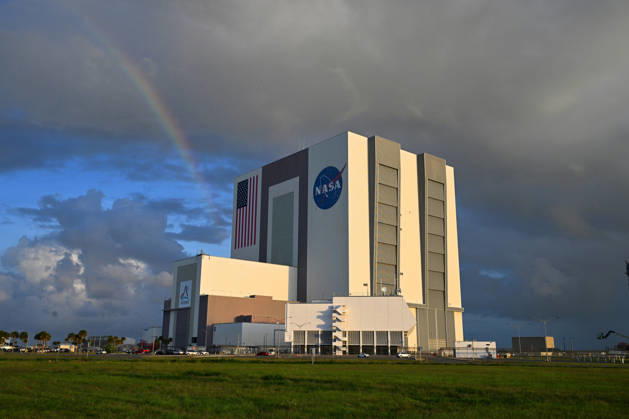 A rainbow forms next to the NASA Vehicle Assembly Building on Memorial Day at the Kennedy Space Center, Florida on Monday, May 25, 2026. Storm clouds and rain showers cleared to allow SpaceX to launch its Falcon 9 rocket carrying Starlink satellites to orbit soon afterward.  KSP20260525001 JOExMARINO