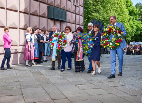 May 25, 2026, Brno, South Moravia, Czech Republic: Deputy Chairman of the Sudeten German Landsmannschaft STEFFEN HORTLER (R) and others are going to lay flowers at the Memorial Plaque to the Anti-Fascist Fighters during a commemorative ceremony honoring the victims of Nazism in Brno, Czech Republic, on May 25, 2026. The 76th Congress of Sudeten Germans took place in Brno, Czech Republic, from May 22 to 25, 2026, marking the first time the event was held in the country. Brno Czech Republic - ZUMAc315 20260525_zsp_c315_016 Copyright: xMichaelxCabalx