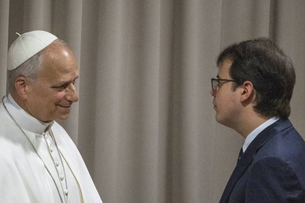 Pope Leo XIV Presents His First Encyclical On Artificial Intelligence - Vatican Pope Leo XIV and Co-founder of US artificial intelligence (AI) company Anthropic, Christopher Olah, attend the presentation of Pope Leo XIV’s first Encyclical titled ‘Magnifica humanitas’ (Magnificent Humanity), in the Vatican on May 25, 2026, a call to remain human in the age of Artificial Intelligence (AI). Pope Leon XIV appealed for the safeguarding of humanity, promotion of truth, dignity of work, social justice, and peace. Photo by (EV) A.Giuliani Vatican Pool ABACAPRESS.COM Rome Vatican (or Holy See)  Copyright: xABACAx
