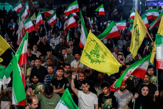 May 25, 2026, Iran, Iran: Pro-government supporters wave national flags during a state-organized rally, amid a ceasefire with Iran, the US, and Israel. President Donald Trump issued a fresh warning to Iran on May 17, saying it had to move quickly towards a peace deal or there won t be anything left of them. Washington, locked in conflict with Tehran since US and Israeli forces launched major strikes on the Islamic Republic beginning February 28, has struggled to break an impasse and make any progress toward ending a war that has shaken the Middle East and sent energy prices climbing. Iran s foreign ministry said on May 25, that Tehran was collecting fees for navigational services on ships transiting the strategic Strait of Hormuz, r - ZUMAi98_ 20260525_zih_i98_012 Copyright: xIranianxSupremexLeader SxOfficex