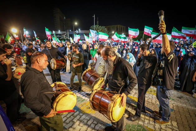 May 25, 2026, Iran, Iran: Pro-government supporters wave national flags during a state-organized rally, amid a ceasefire with Iran, the US, and Israel. President Donald Trump issued a fresh warning to Iran on May 17, saying it had to move quickly towards a peace deal or there won t be anything left of them. Washington, locked in conflict with Tehran since US and Israeli forces launched major strikes on the Islamic Republic beginning February 28, has struggled to break an impasse and make any progress toward ending a war that has shaken the Middle East and sent energy prices climbing. Iran s foreign ministry said on May 25, that Tehran was collecting fees for navigational services on ships transiting the strategic Strait of Hormuz, r - ZUMAi98_ 20260525_zih_i98_032 Copyright: xIranianxSupremexLeader SxOfficex