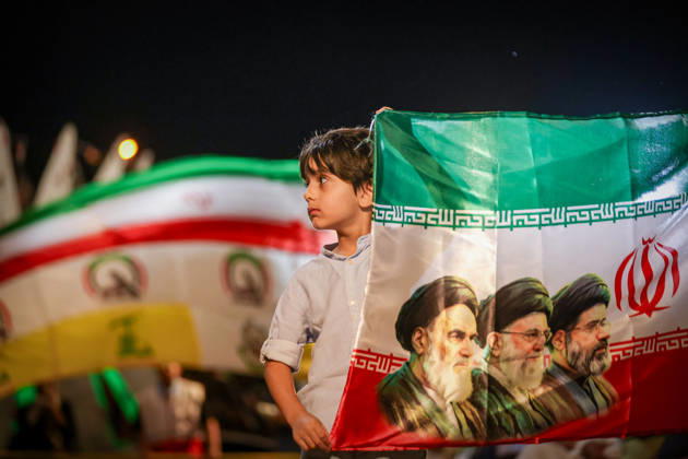 May 25, 2026, Iran, Iran: Pro-government supporters wave national flags during a state-organized rally, amid a ceasefire with Iran, the US, and Israel. President Donald Trump issued a fresh warning to Iran on May 17, saying it had to move quickly towards a peace deal or there won t be anything left of them. Washington, locked in conflict with Tehran since US and Israeli forces launched major strikes on the Islamic Republic beginning February 28, has struggled to break an impasse and make any progress toward ending a war that has shaken the Middle East and sent energy prices climbing. Iran s foreign ministry said on May 25, that Tehran was collecting fees for navigational services on ships transiting the strategic Strait of Hormuz, r - ZUMAi98_ 20260525_zih_i98_033 Copyright: xIranianxSupremexLeader SxOfficex