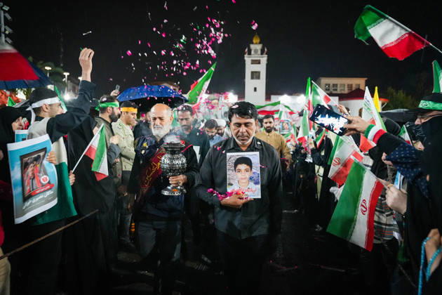 May 25, 2026, Iran, Iran: Pro-government supporters wave national flags during a state-organized rally, amid a ceasefire with Iran, the US, and Israel. President Donald Trump issued a fresh warning to Iran on May 17, saying it had to move quickly towards a peace deal or there won t be anything left of them. Washington, locked in conflict with Tehran since US and Israeli forces launched major strikes on the Islamic Republic beginning February 28, has struggled to break an impasse and make any progress toward ending a war that has shaken the Middle East and sent energy prices climbing. Iran s foreign ministry said on May 25, that Tehran was collecting fees for navigational services on ships transiting the strategic Strait of Hormuz, r - ZUMAi98_ 20260525_zih_i98_046 Copyright: xIranianxSupremexLeader SxOfficex