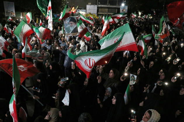 May 25, 2026, Iran, Iran: Pro-government supporters wave national flags during a state-organized rally, amid a ceasefire with Iran, the US, and Israel. President Donald Trump issued a fresh warning to Iran on May 17, saying it had to move quickly towards a peace deal or there won t be anything left of them. Washington, locked in conflict with Tehran since US and Israeli forces launched major strikes on the Islamic Republic beginning February 28, has struggled to break an impasse and make any progress toward ending a war that has shaken the Middle East and sent energy prices climbing. Iran s foreign ministry said on May 25, that Tehran was collecting fees for navigational services on ships transiting the strategic Strait of Hormuz, r - ZUMAi98_ 20260525_zih_i98_049 Copyright: xIranianxSupremexLeader SxOfficex