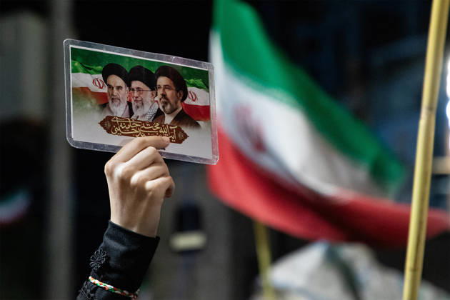 May 25, 2026, Iran, Iran: Pro-government supporters wave national flags during a state-organized rally, amid a ceasefire with Iran, the US, and Israel. President Donald Trump issued a fresh warning to Iran on May 17, saying it had to move quickly towards a peace deal or there won t be anything left of them. Washington, locked in conflict with Tehran since US and Israeli forces launched major strikes on the Islamic Republic beginning February 28, has struggled to break an impasse and make any progress toward ending a war that has shaken the Middle East and sent energy prices climbing. Iran s foreign ministry said on May 25, that Tehran was collecting fees for navigational services on ships transiting the strategic Strait of Hormuz, r - ZUMAi98_ 20260525_zih_i98_052 Copyright: xIranianxSupremexLeader SxOfficex