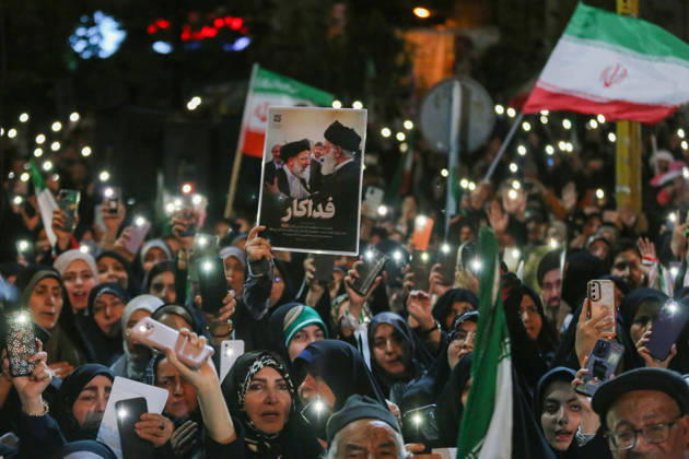 May 25, 2026, Iran, Iran: Pro-government supporters wave national flags during a state-organized rally, amid a ceasefire with Iran, the US, and Israel. President Donald Trump issued a fresh warning to Iran on May 17, saying it had to move quickly towards a peace deal or there won t be anything left of them. Washington, locked in conflict with Tehran since US and Israeli forces launched major strikes on the Islamic Republic beginning February 28, has struggled to break an impasse and make any progress toward ending a war that has shaken the Middle East and sent energy prices climbing. Iran s foreign ministry said on May 25, that Tehran was collecting fees for navigational services on ships transiting the strategic Strait of Hormuz, r - ZUMAi98_ 20260525_zih_i98_054 Copyright: xIranianxSupremexLeader SxOfficex