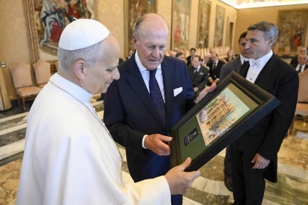 ITALY - POPE LEO XIV RECEIVES A DELEGATION FROM THE CIRCULO ECUESTRE OF BARCELLONA IN A PRIVATE AUDIENCE AT THE VATICAN - 2026 5 25 Italy, Rome, Vatican, 2026 5 25. Pope Leo XIV receives a delegation from the Circulo Ecuestre of Barcelona in a private audience at the Vatican EDITORIAL USE ONLY - NO BOOKS Copyright: xVATICANxMEDIAx