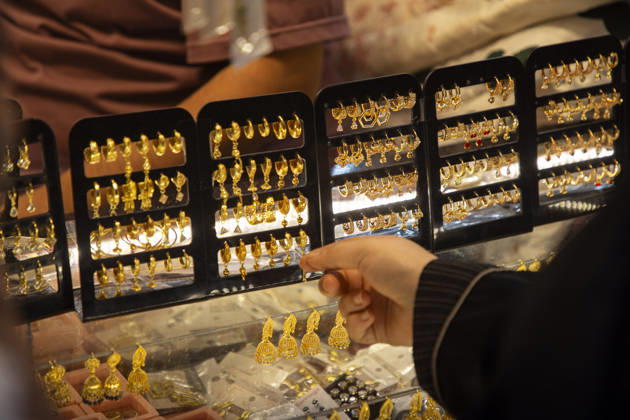 May 25, 2026, Srinagar, Jammu And Kashmir, India: A Muslim girl looks for rings at a market ahead of Eid al-Adha, also known as the Festival of Sacrifice, in Srinagar. Eid al-Adha is the second major Islamic festival of the year. Eid ul-Adha ( Festival of Sacrifice ) is one of the most important festivals in the Muslim calendar. The festival commemorates Prophet Ibrahim s willingness to sacrifice his son in obedience to God s command. Srinagar India - ZUMAa205 20260525_zip_a205_015 Copyright: xAdilxAbassx