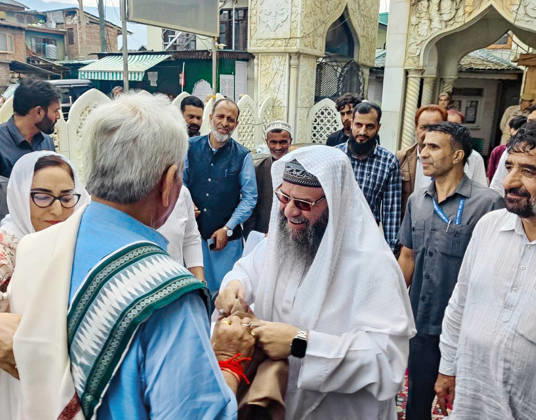 RECORD DATE NOT STATED Jammu and Kashmir Lt. Governor Manoj Sinha during his visit to the Hazratbal Shrine to review Eid-ul-Adha preparations Srinagar, May 25 (ANI): Jammu and Kashmir Lt. Governor Manoj Sinha during his visit to the Hazratbal Shrine to review Eid-ul-Adha preparations, in Srinagar on Monday. Srinagar Jammu and Kashmir India Copyright: xANIx ANI_20260525414