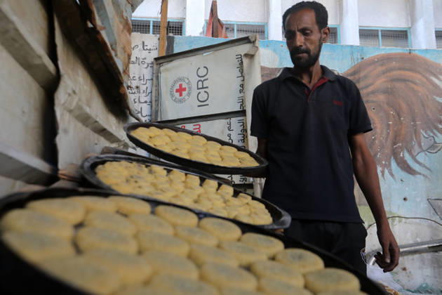 Palestinian women bake Eid cakes inside shelter in Gaza City Palestinian women prepare and bake traditional Eid cakes on makeshift ovens inside a shelter near the Yellow Line area east of Gaza City on May 25, 2026, ahead of Eid al-Adha. Displaced residents are attempting to preserve holiday traditions despite the harsh humanitarian conditions facing Palestinians in the Gaza Strip. Photo by Bilal Osama apaimages Gaza city Gaza Strip Palestinian Territory 250526_Gaza_BO_00(24) Copyright: xapaimagesxBilalxOsamax xapaimagesx