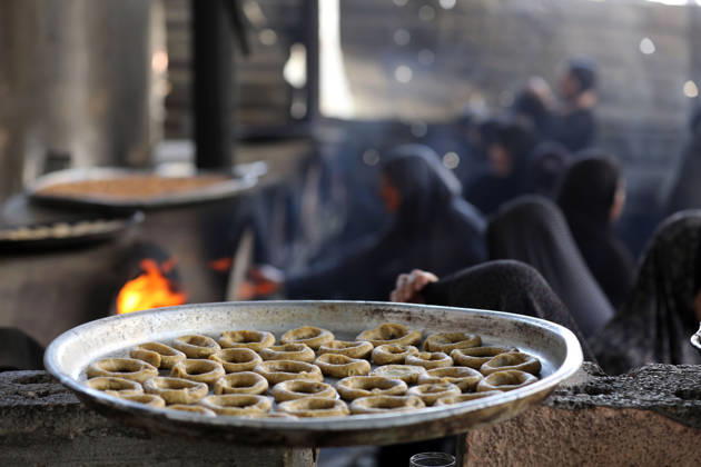 Palestinian women bake Eid cakes inside shelter in Gaza City Palestinian women prepare and bake traditional Eid cakes on makeshift ovens inside a shelter near the Yellow Line area east of Gaza City on May 25, 2026, ahead of Eid al-Adha. Displaced residents are attempting to preserve holiday traditions despite the harsh humanitarian conditions facing Palestinians in the Gaza Strip. Photo by Bilal Osama apaimages Gaza city Gaza Strip Palestinian Territory 250526_Gaza_BO_00(20) Copyright: xapaimagesxBilalxOsamax xapaimagesx