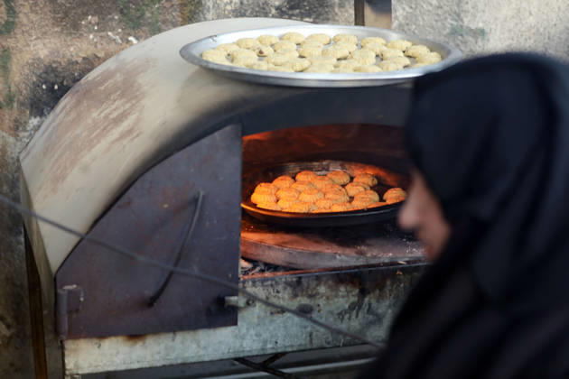 Palestinian women bake Eid cakes inside shelter in Gaza City Palestinian women prepare and bake traditional Eid cakes on makeshift ovens inside a shelter near the Yellow Line area east of Gaza City on May 25, 2026, ahead of Eid al-Adha. Displaced residents are attempting to preserve holiday traditions despite the harsh humanitarian conditions facing Palestinians in the Gaza Strip. Photo by Bilal Osama apaimages Gaza city Gaza Strip Palestinian Territory 250526_Gaza_BO_00(58) Copyright: xapaimagesxBilalxOsamax xapaimagesx