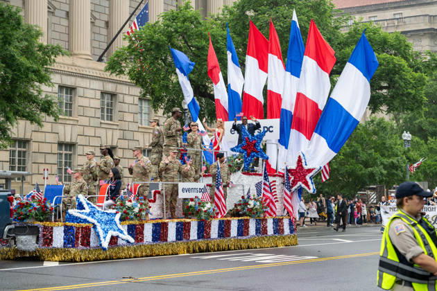 May 25, 2026, Washington, District Of Columbia, Unites States: Service members and parade participants march along Constitution Avenue during the National Memorial Day Parade in Washington, D.C. Washington Unites States  - ZUMAk206 20260525_znp_k206_003 Copyright: xMattxKaminskyx
