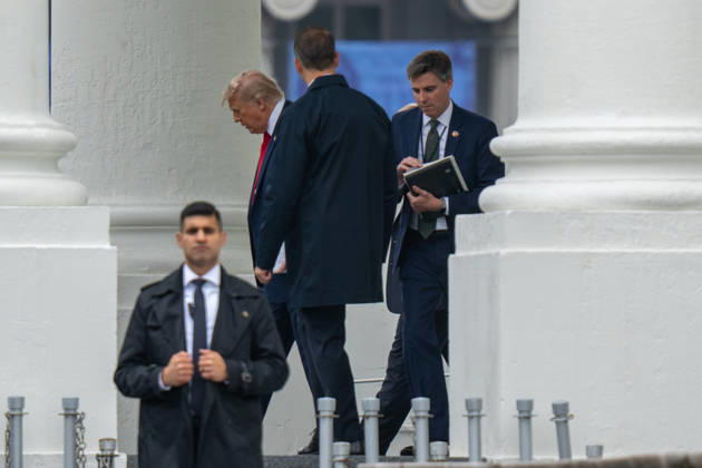 May 25, 2026, Washington, Dc, United States: President DONALD TRUMP departs the White House for Arlington National Cemetery for Memorial Day on May 25, 2026 Washington United States  - ZUMAl312 20260525_znp_l312_011 Copyright: xAndrewxLeydenx
