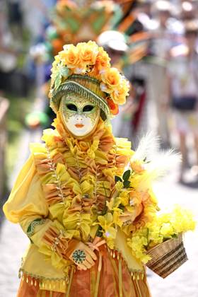 The Costumed Figures of Venice 2026 in the Annevoie Gardens ANNEVOIE, BELGIUM - MAY 25 : The Costumed Figures of Venice 2026. Grand parade of costumed figures : the largest Venetian carnival outside Venice, featuring over 110 costumes in the Annevoie Gardens on May 25, 2026 in Annevoie, Belgium, 25 05 2026 Annevoie Belgium  Copyright: xDidierxLebrunx