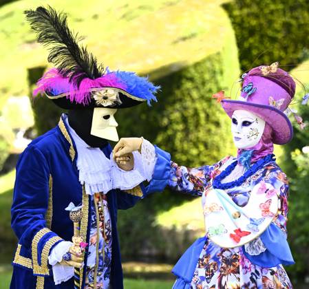 The Costumed Figures of Venice 2026 in the Annevoie Gardens ANNEVOIE, BELGIUM - MAY 25 : The Costumed Figures of Venice 2026. Grand parade of costumed figures : the largest Venetian carnival outside Venice, featuring over 110 costumes in the Annevoie Gardens on May 25, 2026 in Annevoie, Belgium, 25 05 2026 Annevoie Belgium  Copyright: xDidierxLebrunx
