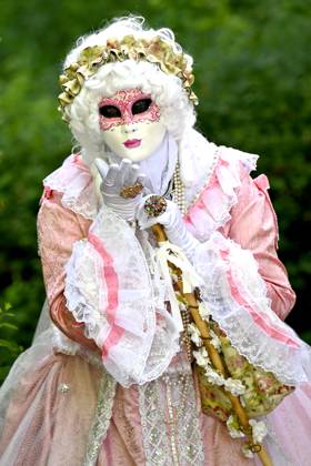 The Costumed Figures of Venice 2026 in the Annevoie Gardens ANNEVOIE, BELGIUM - MAY 25 : The Costumed Figures of Venice 2026. Grand parade of costumed figures : the largest Venetian carnival outside Venice, featuring over 110 costumes in the Annevoie Gardens on May 25, 2026 in Annevoie, Belgium, 25 05 2026 Annevoie Belgium  Copyright: xDidierxLebrunx